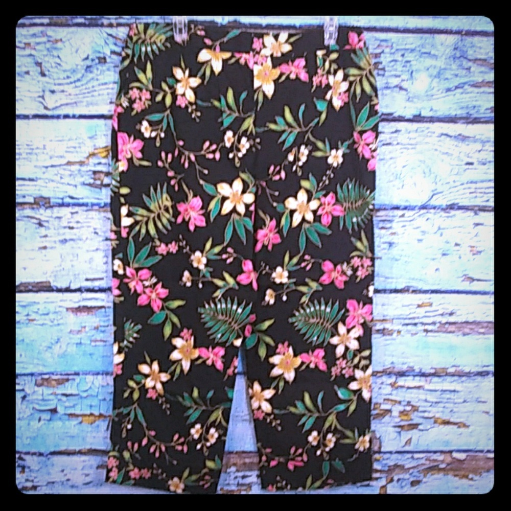 Rafaella Black Floral Capri Pants Size 14 - Picture 2 of 3